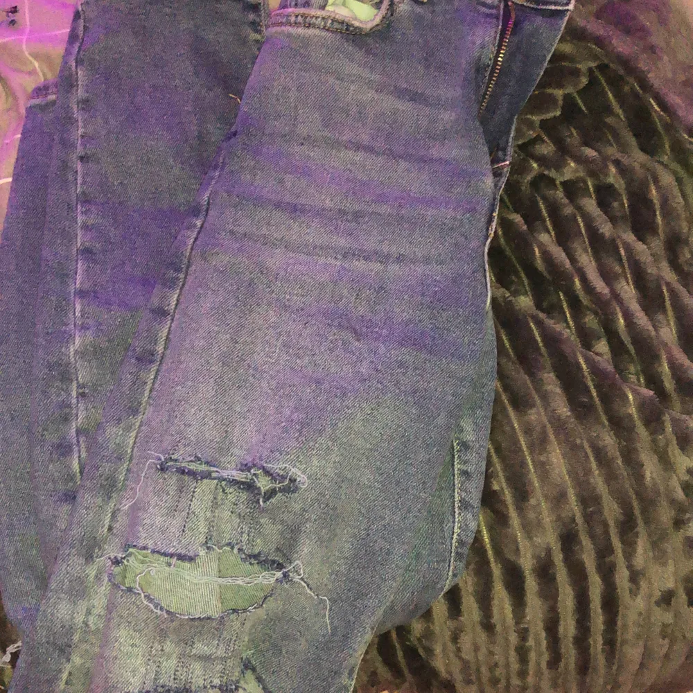 Säljer denna straight ripped jeans! Dom kostade 500kr men säljer för 200kr! ❤️. Jeans & Byxor.
