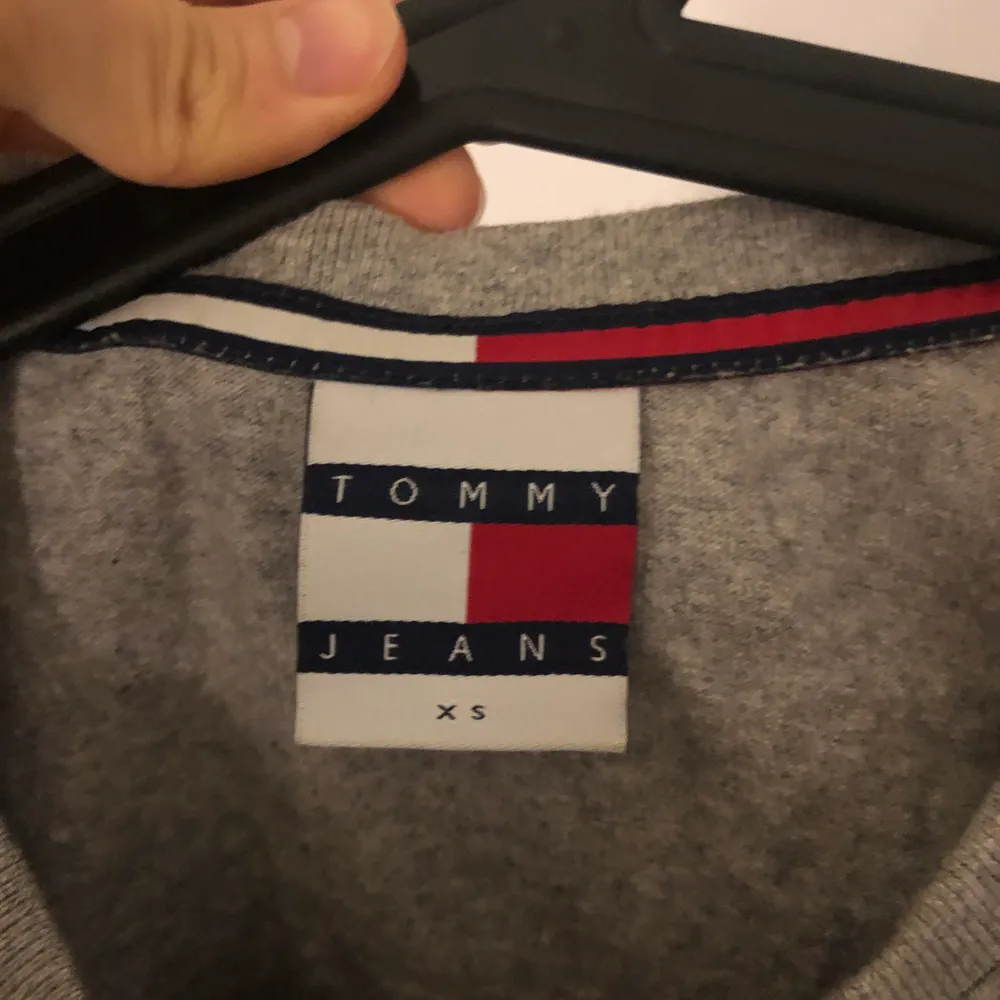 Tröja från Tommy Hilfiger Jeans i storlek XS. Använd ett fåtal gånger. Skriv för fler bilder!! 💫. Tröjor & Koftor.