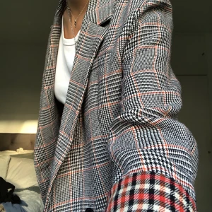 Rutig kavaj - Säljer min jättefina rutiga kavaj från Zara. Knappt använd! Kan mötas upp i Göteborg eller så stor köparen för frakten. Säljer allt så billigt för att jag bara vill bli av med allt🤎🤎