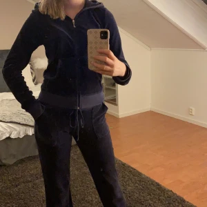 Juicy couture set  - Sååå snyggt mjukisset från juicy couture det är mörkblått med guldiga tryck. Perfekt julklapp🎄💕😍