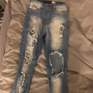 Jeans från Fashion Nova, storlek 24. Använda några gånger, bra skick💫 skriv för fler bilder💞