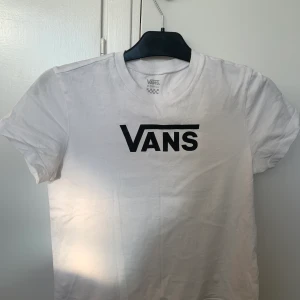 Vans T-shirt - En vit vans t-shirt i fint skick då den aldrig är använd, Passar en XS,S, Ordinarie pris 250kr säljer för 100. Köparen står för frakt