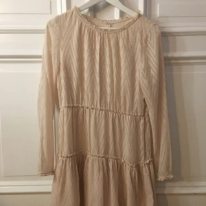 Superfin sommarklänning! - Klänningen är beige/babyrosa och är använd 1 gång. 