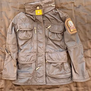 Parajumper barn storlek 4 - Ny skick.hämta från Mörby centrum 