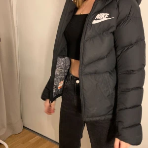 Nike jacka  - Varm jacka från Nike. Perfekt nu till kallare dagar eller vinteroväder. Pris kan diskuteras vid snabb affär. 