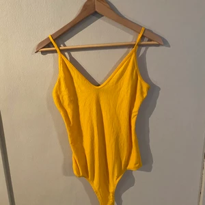 Gul body - Gul body från bikbok  i stl. L passar mig som är M dock lite lång men inte för bred.
