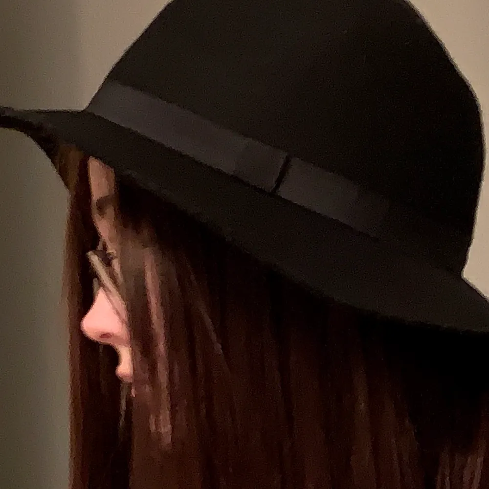 Snygg svart hatt i fint skick, One size. Skulle säga att den passar bäst på de med lite mindre/medelstora huvuden.. Övrigt.