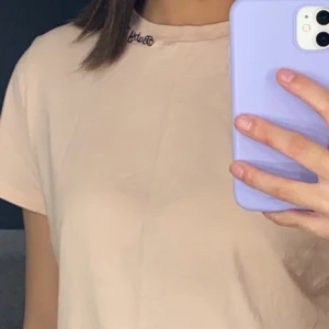 tshirt från h&m - söt rosa liten tshirt från h&m, knappt använd och därför i nyskick. köpte den i somras och används inte, därför säljer jag den. buda i kommentarerna, storlek S, köparen betalar frakt