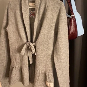 Kofta, Odd Molly🌟 - Kofta från Odd Molly. Den är i bra skick och säljer på grund av att det inte är min stil💗Nypris:1260kr 