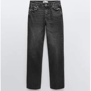 Säljer dessa helt nya och oanvända jeans från Zara då jag beställde fel modell. De är i storlek 34 och har medelhög midja