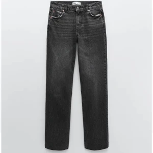 Zara 90s full length jeans - Säljer dessa helt nya och oanvända jeans från Zara då jag beställde fel modell. De är i storlek 34 och har medelhög midja
