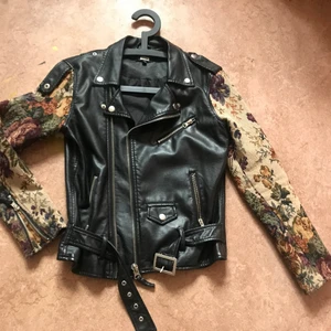 Unik jacka  - En snygg höst/vår jacka från Gina tricot i stl 34. Bra skick, inga slitskador eller fläckar. 