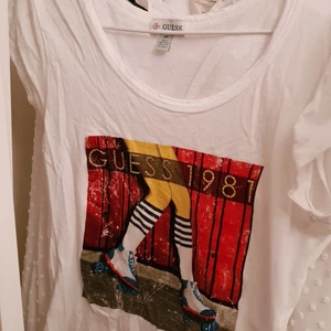 Guess t-shirt  - Vit t-shirt med tryck på ifrån märket Guess. I stl S men tror även den kan passa en XS då den sitter tajt! Alla pärlor sitter kvar❤