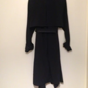  - Kappa köpt på HM. Använt den endast ett fåtal ggr. I mycket bra skick. Har en exakt likadan fast benvit och i samma storlek.

Fraktkostnader tillkommer om det behövs.