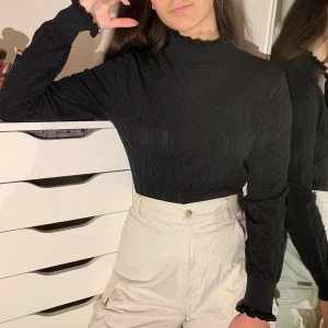 Turtleneck  - Svart turtleneck från zara, mycket fin och bra passform. Stickad.