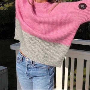 jättemysig stickad tröja! - säljer denna mysiga tröjan på bilden! supermysig nu till vintern. storlek m. säljer för den ej har kommit till användning 250kr 🤍(int min bild)