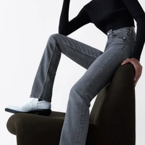 Zara jeans slits - Säljer ett par jeans från zara i storlek 36. Endast använda en gång och även då bilden är tagen. Jag är en 169 och på mig sitter dem perfekt i längden. 