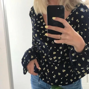 Söt blus! - säljer denna söta blusen på bilden storlek 34. säljer pga eftersom den var för liten för mig. 95 kr 🤍(inte min bild)