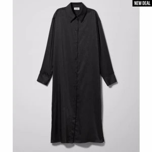 Svart lång sidenskjorta Weekday stl S - En svart lång sidenskjorta från Weekday i storlek S. Fraktkostnaden tillkommer.