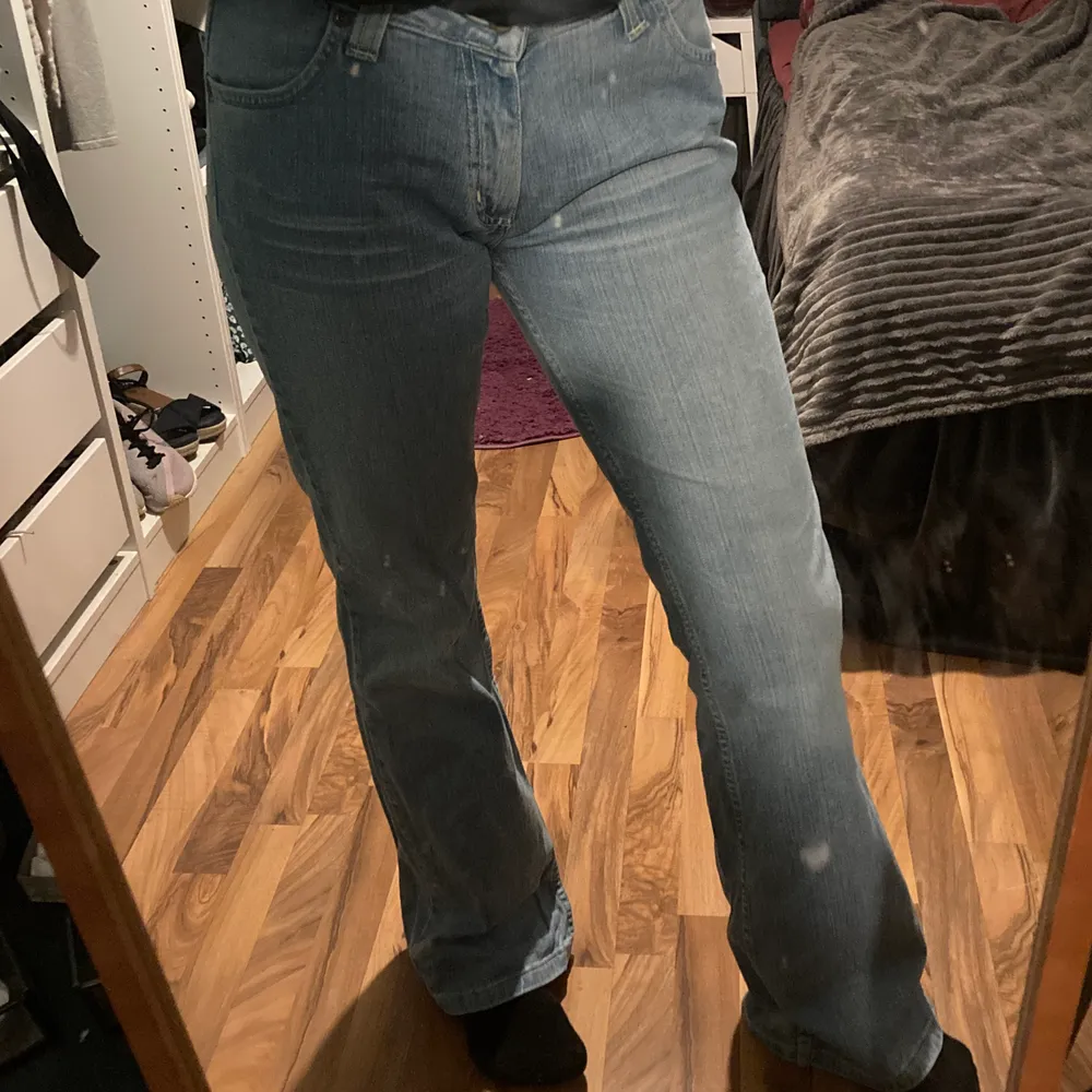 Sjukt snygga utsvängda lee jeans. Nästan oanvända, ny pris 899 kr och säljs nu för 250kr. Jeans & Byxor.