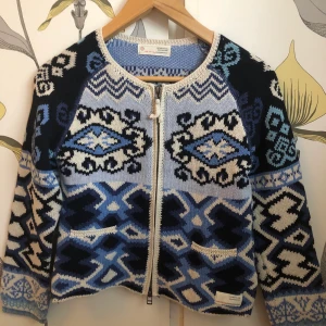 Kofta Från Odd Molly - Kofta från Odd Molly Storlek: 0, motsvarar en XS/S. Material:  100% Bomull Inköpt på Odd Molly i Frölunda torg. Skick: Jättebra. Mitt pris: 300kr inklusive frakt. 