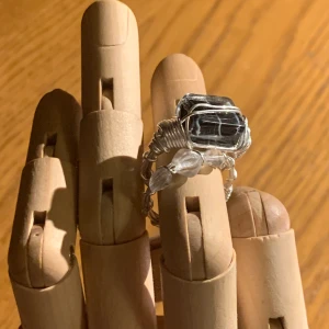 Cottage-ringar svart/vit - Silverfärgade ringar med svart o genomskinlig sten gjord i smyckestråd