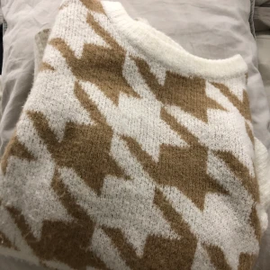 Stickad tröja  - Säljer en mönstrad stickad tröja från Amisu. Storlek M. 150kr inklusive frakt 
