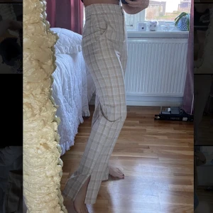 Rutiga kostymbyxor - Beiga rutiga kostymbyxor från AFJ X NA-KD storlek 34 men passar mig perfekt som har s