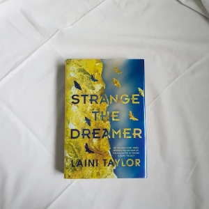 Strange the Dreamer av Laini Taylor - Inbunden Strange the Dreamer, av Laini Taylor. Helt oläst, har inte ens bläddrat igenom den. Fint skick och underbart omslag! Nypris 196 kr på Adlibris, säljer min för 90 kr. Har fler böcker på min profil - samfraktar gärna 💕