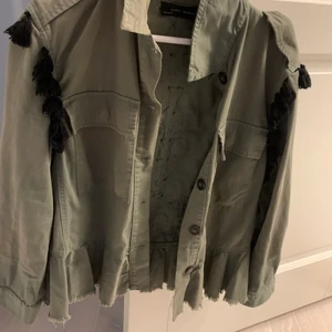 Zara jacka  - Säljer min coola jacka från Zara den är använd men ändå i fint skick