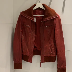 Röd skinnjacka -  Skjut snygg röd skinnjacka köpt på second hand😩💞 ser lite orange ut på bilderna men det är bara ljuset
