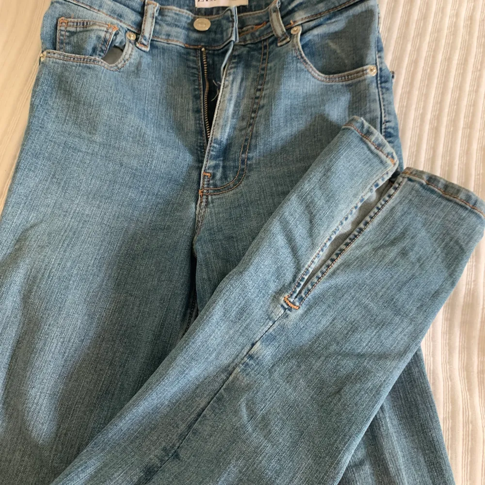 Säljer mina zara byxor med slits, jag köpte de i fel storlek så de är inte använda men de är väldigt trendiga och fina . Jeans & Byxor.