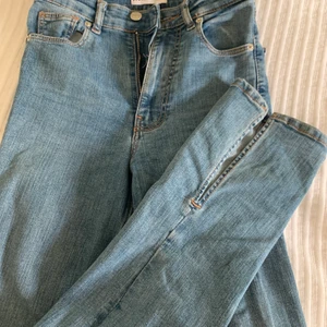 Jeans med slits  - Säljer mina zara byxor med slits, jag köpte de i fel storlek så de är inte använda men de är väldigt trendiga och fina 