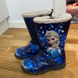 Elsa skor - Elsa skor till barn. Storlek 29. Änvänds några gånger. Lite sliten där framme.