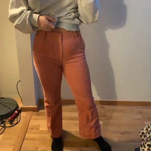 Manchester byxor  - Manchesterbyxor i rosa färg