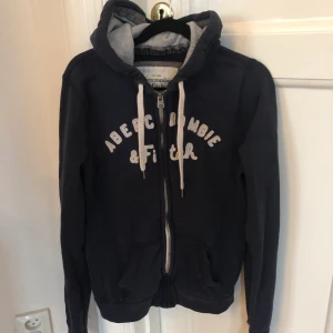 Abercrombie hoodie🌸 - Storlek M, känns som en small. Bra skick🌸. Leverans funkar, vi bestämmer pris!! 
