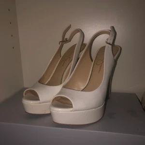 Vita klackskor - Superfina klackskor. Endast använda 1 gång. Butikspris är 700kr men säljer för 200. Kan mötas i Sthlm, annars står köparen för fraktkostnaden 