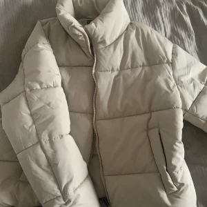 Beige jacka - Supersnygg beige jacka! Använd fåtal gånger! Storlek L men liten i storleken, beror på hur man vill ha den. Jag är vanligtvis M i jackor frakt på 79 tillkommer 