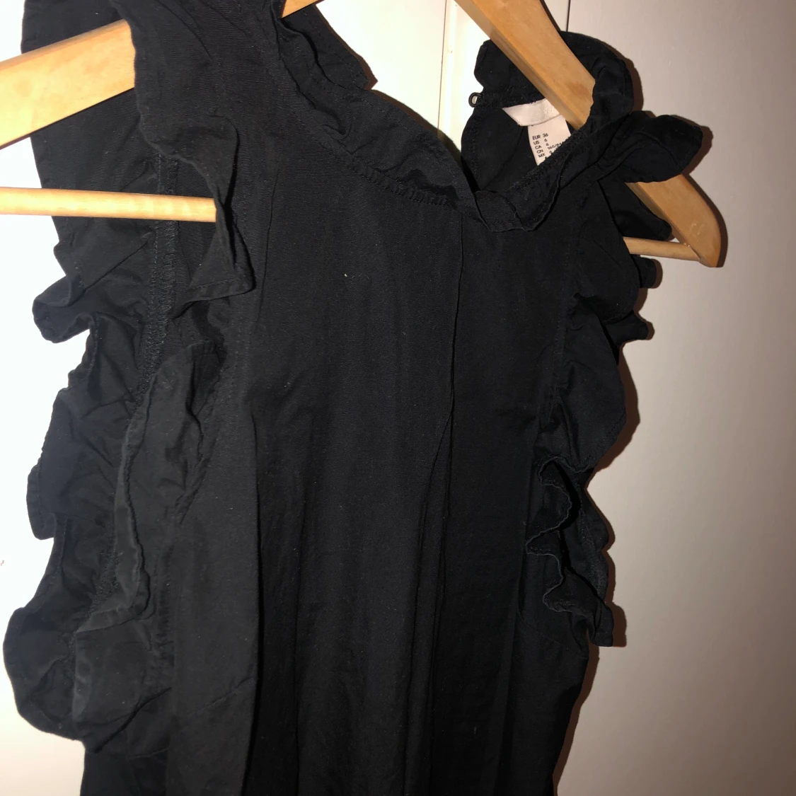 Svart linne med volanger  - 90