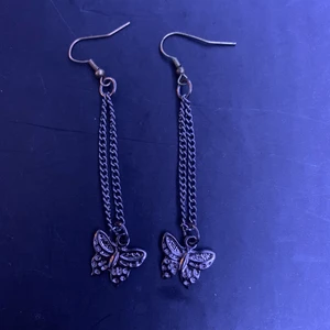 örhängen  - flera olika örhängen! aldrig använda, bud