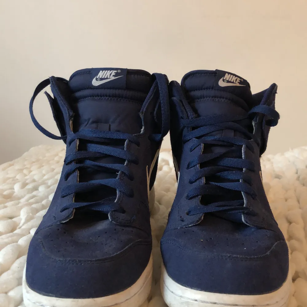 Skit snygga Nike skor blåa storlek 43 bra skick andvända Max 3 ggr lite smutsiga men går att få bort! Senaste bud 250 om någon budar över 300 blir det fri frakt!. Skor.