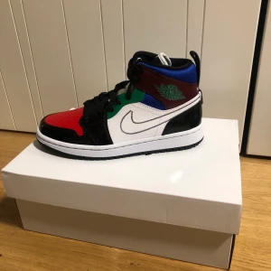 Nike Jordan 1 Mid  - Säljer dessa, nya / oanvända (DS) med kvitto                                   Size 36, us 5.5w.                                                            Bud från 1300kr, köp nu 1500kr. Köpare betalar frakt, har massor av referenser från facebook. Bara att skriva för fler bilder, frågor osv :)