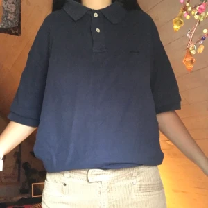 Fila golf tröja - Superfin mörkblå golftröja från fila! Kommer tyvärr inte till användning:/                                                        Möts upp på gröna linjen eller frakt för 66kr!