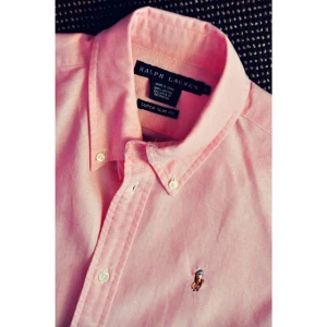  - Ralph Lauren skjorta
Slim fit
Rosa
Självklart äkta
Oanvänd 