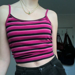 Rosarandigt linne 💕 - Linne i tjockare material i fint skick, både superskönt och supersnyggt🖤💗 