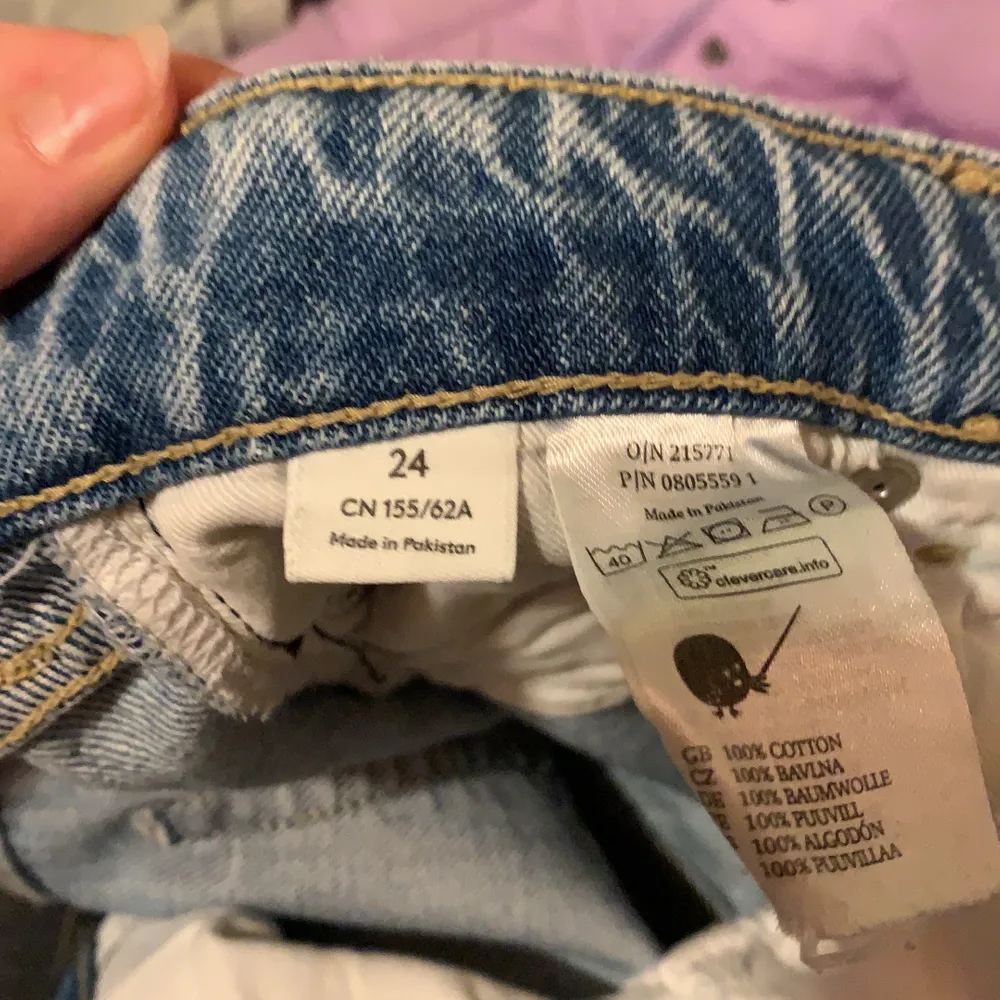 Säljer mina fina jeans i modellen Yoko från Monki! Så fina men kommer tyvärr inte till användning längre. Använda några gånger men är i väldigt bra skick. De är lite långa på mig som är lite under 160, men de funkar med ett par skor💕. Jeans & Byxor.