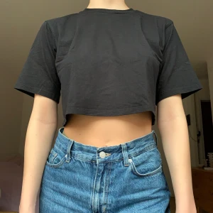 Svart t-shirt - Svart croppad t-shirt från Monki, använt men fint skick! +44kr frakt