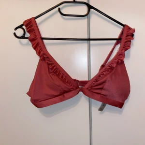 Bikini från Lindex storlek 40 - Aldrig använd pga att den var för liten, men väldigt fin pris kan alltid diskuteras. 