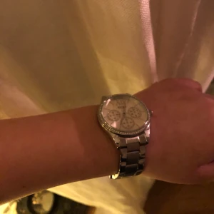 klocka!! - en klocka från regal som jag ej använder längre men den är fortfarande snygg!!           Man får även med batteri och saker som man kan förlänga den med<33.            Färg: silver