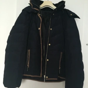  - Fin och tjock vinterjacka, aldrig använd!
Frakt tillkommer.